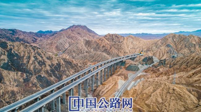 图2-总长约294公里的依若公路是京藏高速公路联络线——西宁至和田高速公路的重要组成部分.jpg
